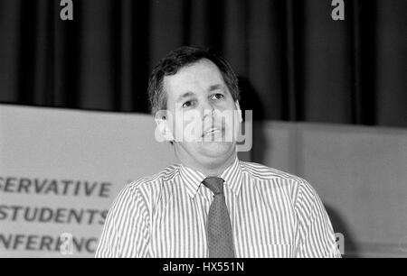 Tony Baldry, parlamentare sotto il Segretario di Stato per l'ambiente e membro del partito conservatore del Parlamento per Banbury, parla a studenti di conservatori conferenza a Londra, Inghilterra il 1 dicembre 1990. Foto Stock