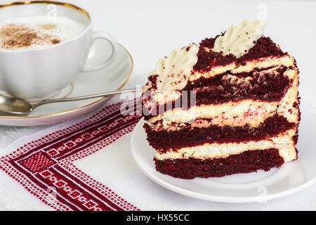 Americana tradizionale torta rossa del velluto. Foto Studio Foto Stock
