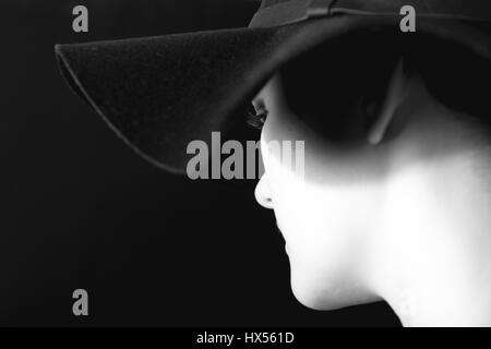 Ritratto di una giovane donna con cappello ablack Foto Stock