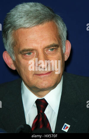 JERZY BUZEK PRIMO MINISTRO DELLA POLONIA 11 dicembre 2000 Nizza Francia vertice europeo di Nizza 2000 Foto Stock