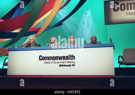 NELSON MANDELA tiene conferenza stampa. CHOGM 97 EDINBURGH 19 Dicembre 1997 Foto Stock