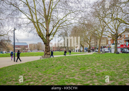 Guardando attraverso Shepherds Bush Comuni a Londra Foto Stock