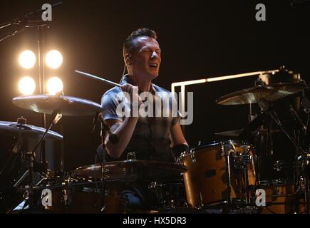 Rock band U2 durante il giro del mondo in Airways Center a Phoenix, Az.U2 originariamente da Dublino Irlanda. Bono, il bordo,Adam Clayton, Larry Mullen Foto Stock