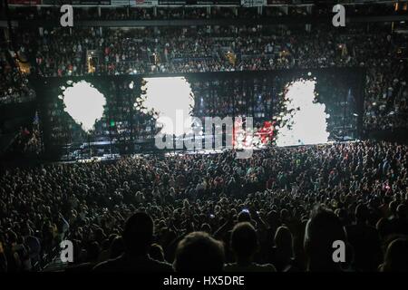 Rock band U2 durante il giro del mondo in Airways Center a Phoenix, Az.U2 originariamente da Dublino Irlanda. Bono, il bordo,Adam Clayton, Larry Mullen Foto Stock