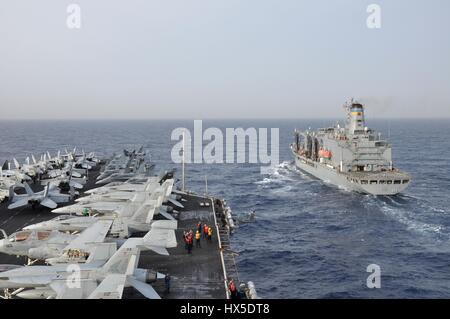 Portaerei USS Dwight D. Eisenhower CVN (69) e militari di comando Sealift flotta oliatore di rifornimento USNS Kanawha (T-AO 196) a partecipare a una ricostituzione in mare, mare Mediterraneo, 2013. Immagine cortesia Rob Rupp/US Navy. Foto Stock