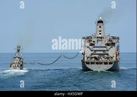 Sealift militare il comando della flotta oliatore di rifornimento USNS Pecos (T-AO-197) e Repubblica di Corea navy patrol combattere la corvette ROKS Puchon (PCC-773) durante un rifornimento in mare come parte di esercitare il puledro Eagle 2013, ad ovest della penisola coreana, 2013. Immagine cortesia Declan Barnes/US Navy. Foto Stock