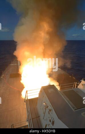 Visite-missile destroyer USS Michael Murphy (DDG 112) incendi un cerchio-66M SM-2 missile, Oceano Pacifico, 2013. Immagine cortesia US Navy. Foto Stock