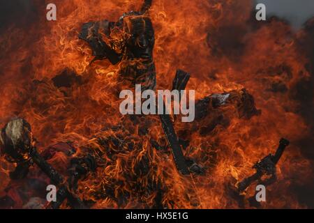 I farisei di Yaqui colonia trubu Macellazione e le batterie si è tenuto oggi il Giovedì Santo.farisei del colosso Alto celebrare la risurrezione di Gesù Foto Stock