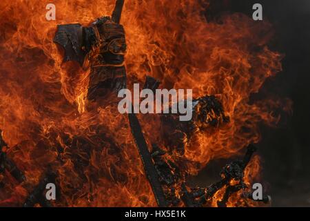 I farisei di Yaqui colonia trubu Macellazione e le batterie si è tenuto oggi il Giovedì Santo.farisei del colosso Alto celebrare la risurrezione di Gesù Foto Stock