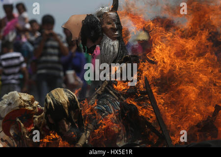 I farisei di Yaqui colonia trubu Macellazione e le batterie si è tenuto oggi il Giovedì Santo.farisei del colosso Alto celebrare la risurrezione di Gesù Foto Stock
