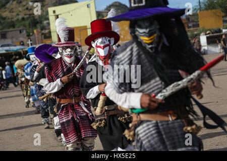 I farisei di Yaqui colonia trubu Macellazione e le batterie si è tenuto oggi il Giovedì Santo.farisei del colosso Alto celebrare la risurrezione di Gesù Foto Stock