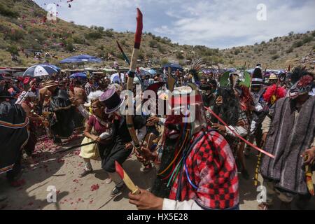 I farisei di Yaqui colonia trubu Macellazione e le batterie si è tenuto oggi il Giovedì Santo.farisei del colosso Alto celebrare la risurrezione di Gesù Foto Stock