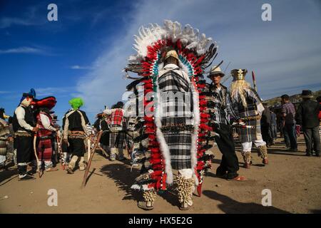 I farisei di Yaqui colonia trubu Macellazione e le batterie si è tenuto oggi il Giovedì Santo.farisei del colosso Alto celebrare la risurrezione di Gesù Foto Stock