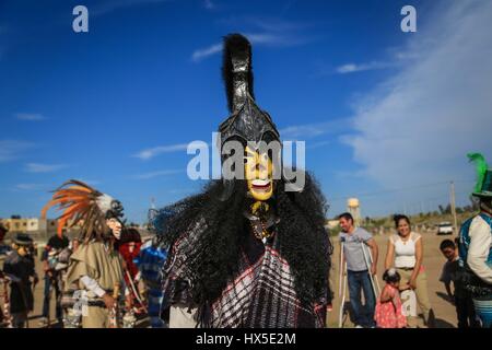 I farisei di Yaqui colonia trubu Macellazione e le batterie si è tenuto oggi il Giovedì Santo.farisei del colosso Alto celebrare la risurrezione di Gesù Foto Stock