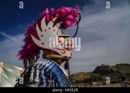 I farisei di Yaqui colonia trubu Macellazione e le batterie si è tenuto oggi il Giovedì Santo.farisei del colosso Alto celebrare la risurrezione di Gesù Foto Stock