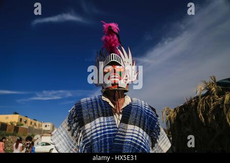 I farisei di Yaqui colonia trubu Macellazione e le batterie si è tenuto oggi il Giovedì Santo.farisei del colosso Alto celebrare la risurrezione di Gesù Foto Stock