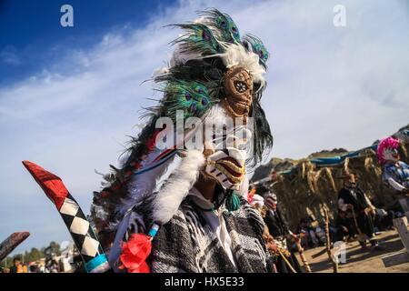 I farisei di Yaqui colonia trubu Macellazione e le batterie si è tenuto oggi il Giovedì Santo.farisei del colosso Alto celebrare la risurrezione di Gesù Foto Stock