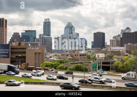 Vista di Austin, Texas skyline attraverso I-35. Foto Stock