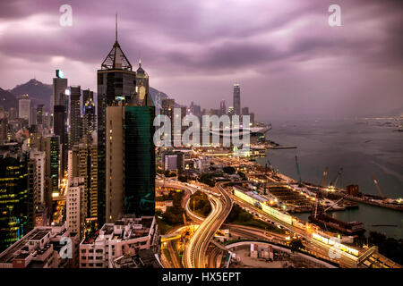 Guardando verso il basso oltre la Causeway Bay di Hong Kong Foto Stock