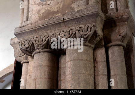 Sculture di capitale in la chiesa di San Lorenzo, Castle Rising, Norfolk, Inghilterra, Regno Unito Foto Stock