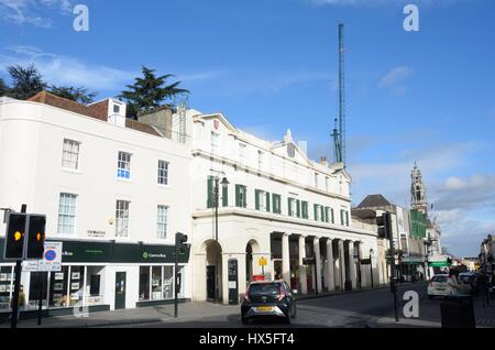 COLCHESTER ESSEX INGHILTERRA 8 Marzo 2015: Colchester fire office ora convertito in uffici con High Street Foto Stock