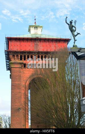 COLCHESTER ESSEX INGHILTERRA 8 Marzo 2015: Colchester jumbo water tower con mercurio figura in primo piano Foto Stock