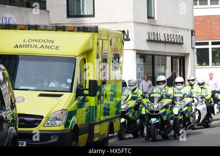 Città di Londra Inghilterra 13 Marzo 2015: motociclisti di polizia e ambulanza Foto Stock