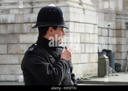 Città di Londra Inghilterra 13 Marzo 2015: Inglese poliziotto con radio Foto Stock