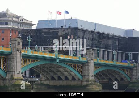 Città di Londra Inghilterra 13 Marzo 2015: FT edificio dalla banca del Nord Foto Stock