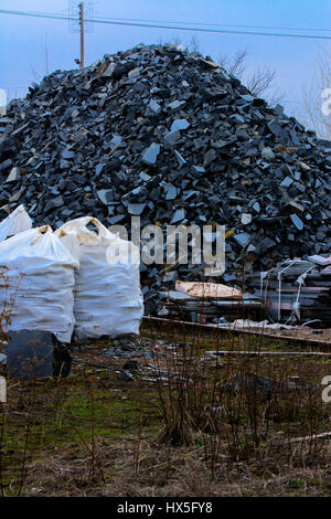 Rifiuti della produzione di prodotti di granito vicino alla lavorazione della pietra shop Foto Stock