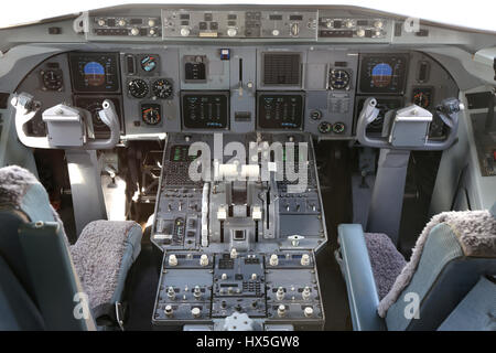 Il cockpit di un twin propulsori aereo di linea Foto Stock