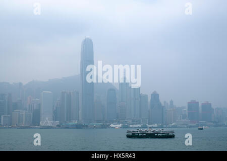 Una Star Ferry boat con la IFC (International Finace Centro) e l'altra isola di Hong Kong di grattacieli in background, Hong Kong, Cina. Foto Stock