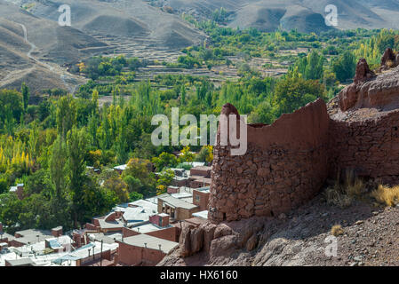 Vista aerea dalla montagna sopra la famosa red village Abyaneh in Natanz County, Iran. Sasaniane Empire resti in primo piano Foto Stock