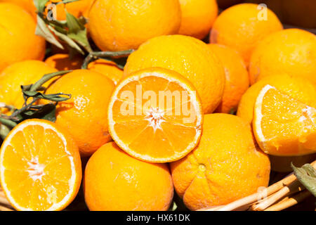 Francia, Nizza, mercato di Cours de Selaya, Les Ponchettes, in stallo la vendita delle arance. Foto Stock
