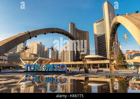 Toronto City Hall su Nathan Phillips Square al tramonto, Canada. Foto Stock