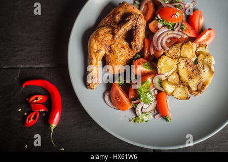 Gustoso pollo grigliato. Sfondo scuro. Fast food. Vista superiore Foto Stock