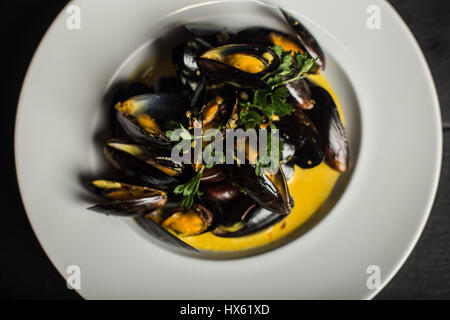 Frutti di mare cozze in padella con la salsa di panna. Il cibo del ristorante. Close up Foto Stock