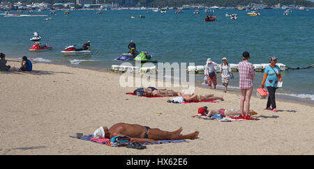 La gente a prendere il sole sulla spiaggia di Pattaya, Thailandia del sud-est asiatico Foto Stock