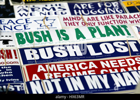 GEORGE W BUSH ANTI BUSH Auto adesivi per paraurti 20 marzo 2004 HOLLYWOOD LOS ANGELES STATI UNITI D'AMERICA Foto Stock