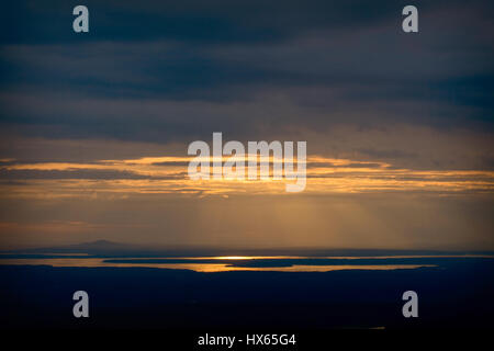 Tramonto con vista del sole sul mare con le isole da Cadillac Mountain nel Parco Nazionale di Acadia vicino a Bar Harbor, Maine. Foto Stock