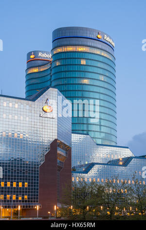 Rabobank headquarters building con vetro che riflette il blu del cielo. Utrecht, Paesi Bassi. Foto Stock