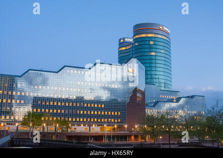 Rabobank headquarters building con vetro che riflette il blu del cielo. Utrecht, Paesi Bassi. Foto Stock