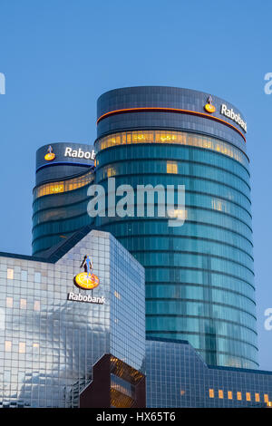 La torre della Rabobank headquarters building con vetro che riflette il blu del cielo. Utrecht, Paesi Bassi. Foto Stock