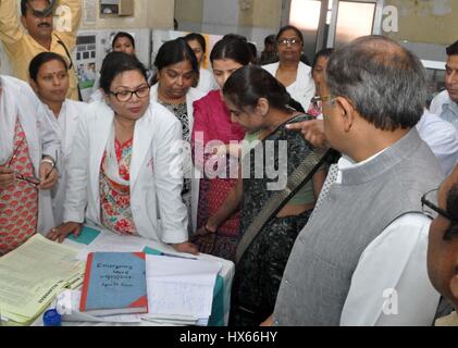 Di Allahabad, India. 25 Mar, 2017. Uttar Pradesh Gabinetto del Ministro per la salute e il BJP Segretario Nazionale Siddharth Nath Singh durante una visita a sorpresa al distretto di donne in ospedale di Allahabad. Credito: Prabhat Kumar Verma/Pacific Press/Alamy Live News Foto Stock