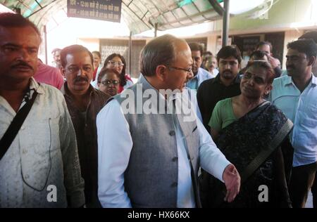 Di Allahabad, India. 25 Mar, 2017. Uttar Pradesh Gabinetto del Ministro per la salute e il BJP Segretario Nazionale Siddharth Nath Singh su una visita a sorpresa al distretto di donne in ospedale di Allahabad. Credito: Prabhat Kumar Verma/Pacific Press/Alamy Live News Foto Stock