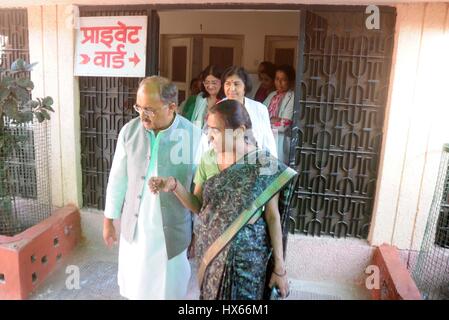 Di Allahabad, India. 25 Mar, 2017. Uttar Pradesh Gabinetto del Ministro per la salute e il BJP Segretario Nazionale Siddharth Nath Singh su una visita a sorpresa al distretto di donne in ospedale di Allahabad. Credito: Prabhat Kumar Verma/Pacific Press/Alamy Live News Foto Stock