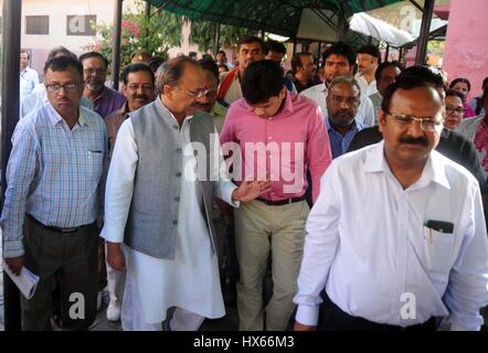 Di Allahabad, India. 25 Mar, 2017. Uttar Pradesh Gabinetto del Ministro per la salute e il BJP Segretario Nazionale Siddharth Nath Singh parla con i medici dopo l incontro con i pazienti durante la sua visita a sorpresa a donne District Hospital di Allahabad. Credito: Prabhat Kumar Verma/Pacific Press/Alamy Live News Foto Stock