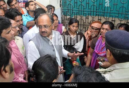 Di Allahabad, India. 25 Mar, 2017. Uttar Pradesh Gabinetto del Ministro per la salute e il BJP Segretario Nazionale Siddharth Nath Singh parla con i medici dopo l incontro con i pazienti durante la sua visita a sorpresa a donne District Hospital di Allahabad. Credito: Prabhat Kumar Verma/Pacific Press/Alamy Live News Foto Stock