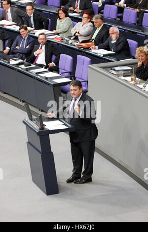 Berlino, Germania, Settembre 25th, 2014: Ministro dell Economia Siegmar Gabriel detiene il discorso nel Bundestag. Foto Stock