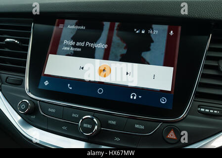 Android Auto Auto veicolo interfaccia di navigazione con gli audiolibri Foto Stock